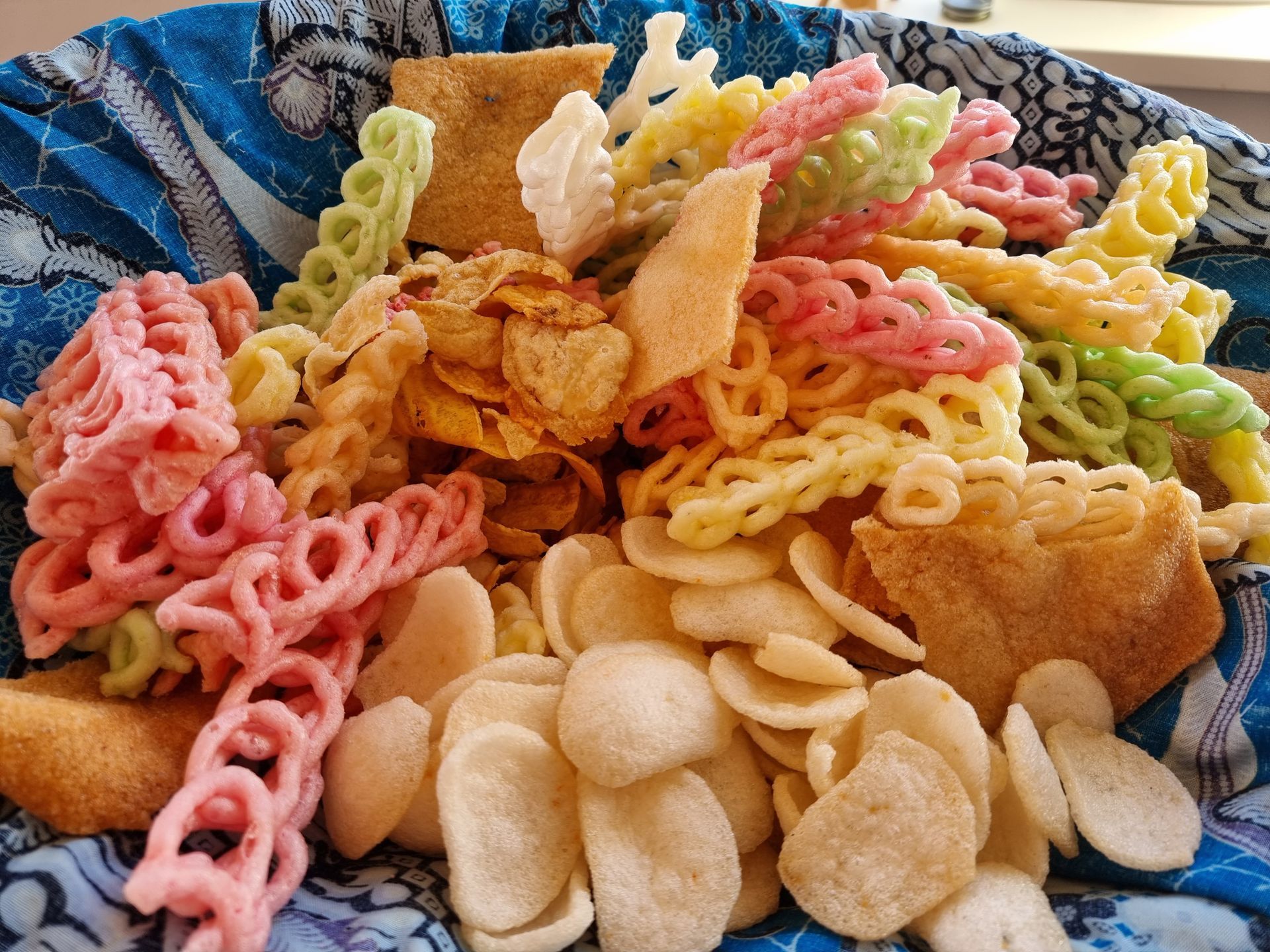 Een kleurrijk assortiment gefrituurde kroepoek.