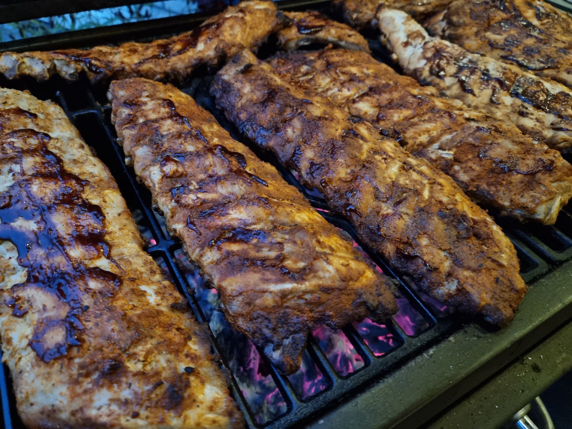 Gegrilde ribben van de houtskoolgrill, met grillstrepen en een rokerige uitstraling.