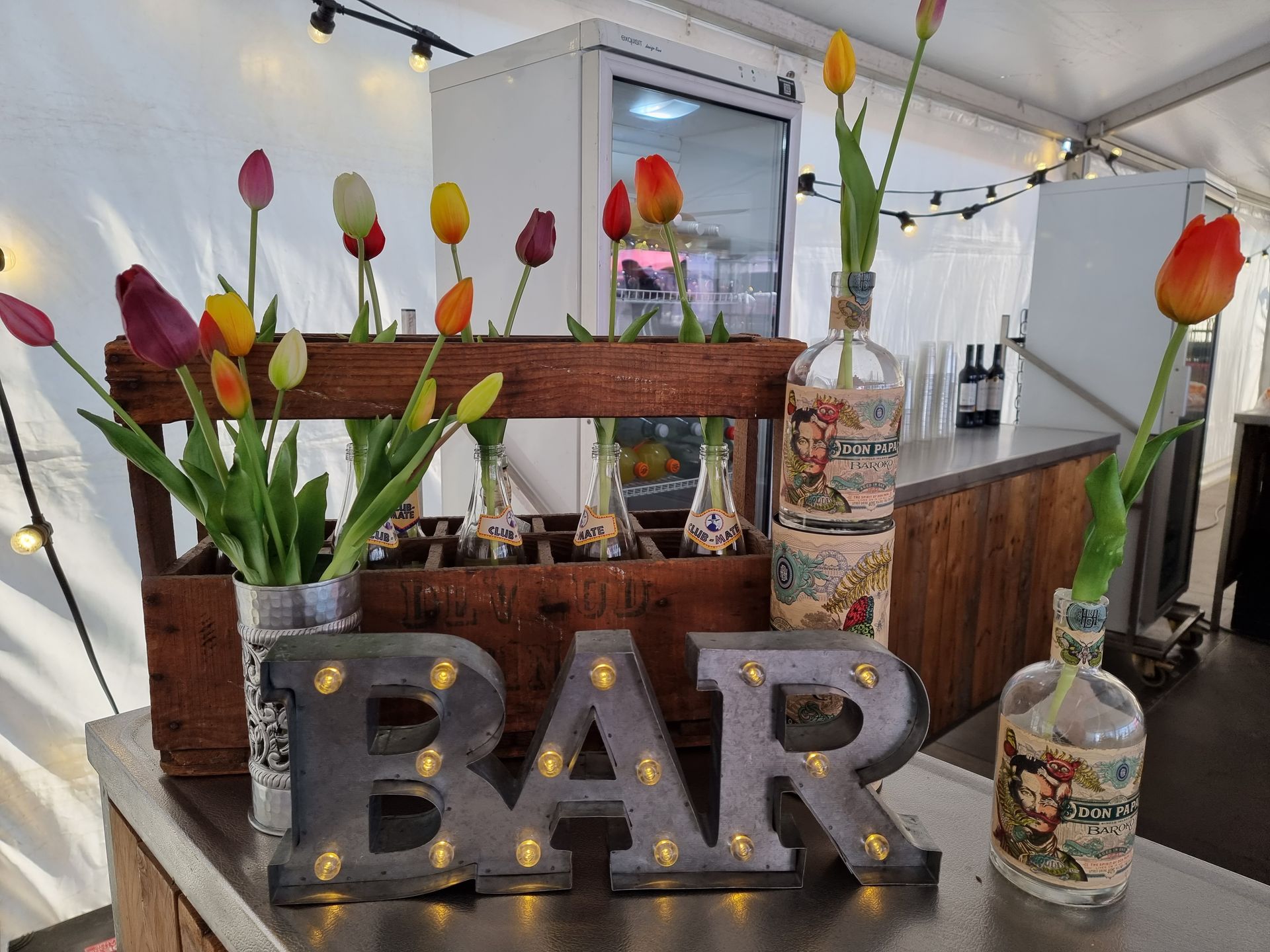 Een bar met tulpen in vazen ​​en een groot 