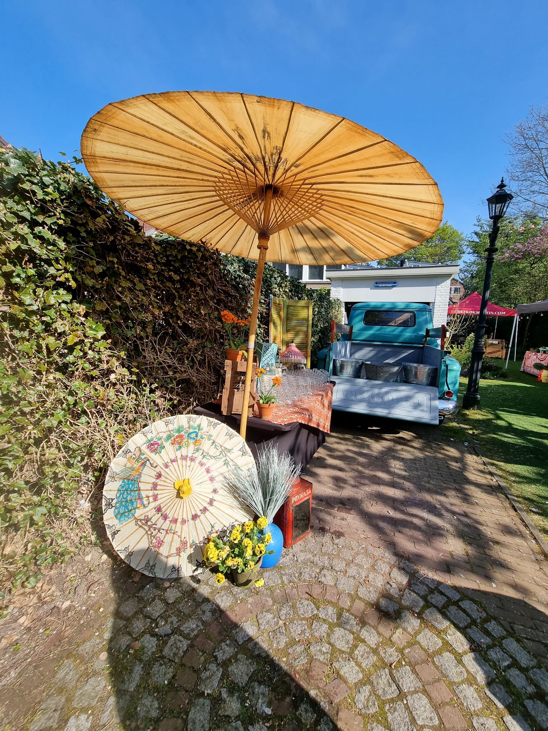Een grote, open Aziatische parasol.