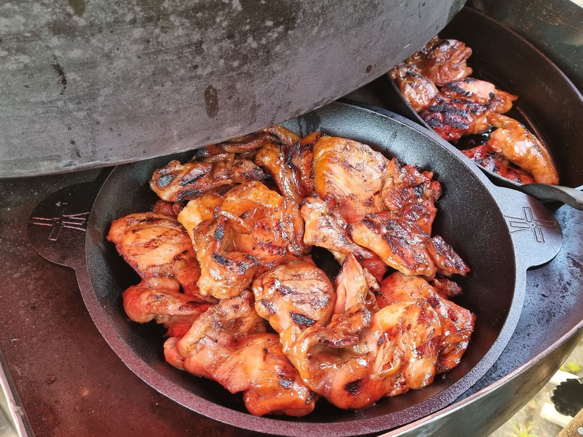 Gegrilde kippendijen in een gietijzeren pan in een rookoven.