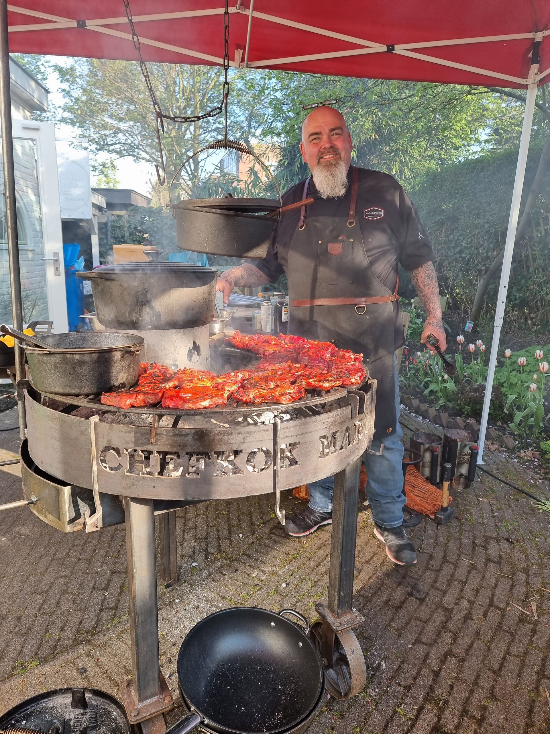 Chefkok Martin met een barbecue.
