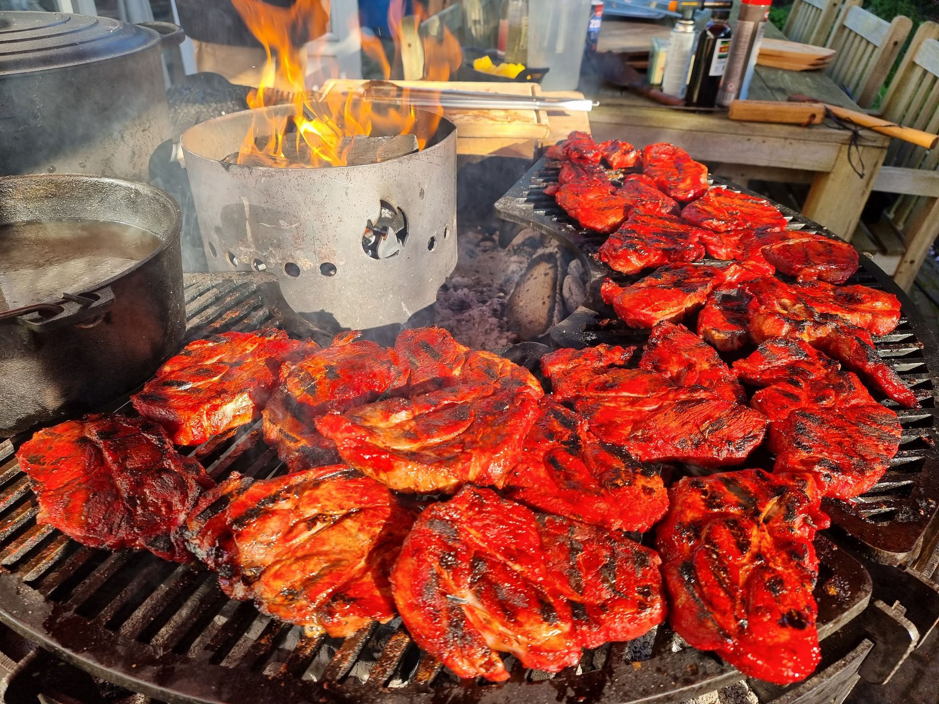 Gegrilde red roast procureur op een houtskoolgrill met zichtbare vlammen, buiten.