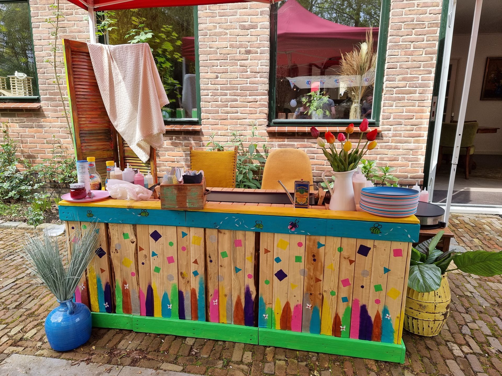 Een kleurrijke houten bar waarop pancake-art bereid wordt.