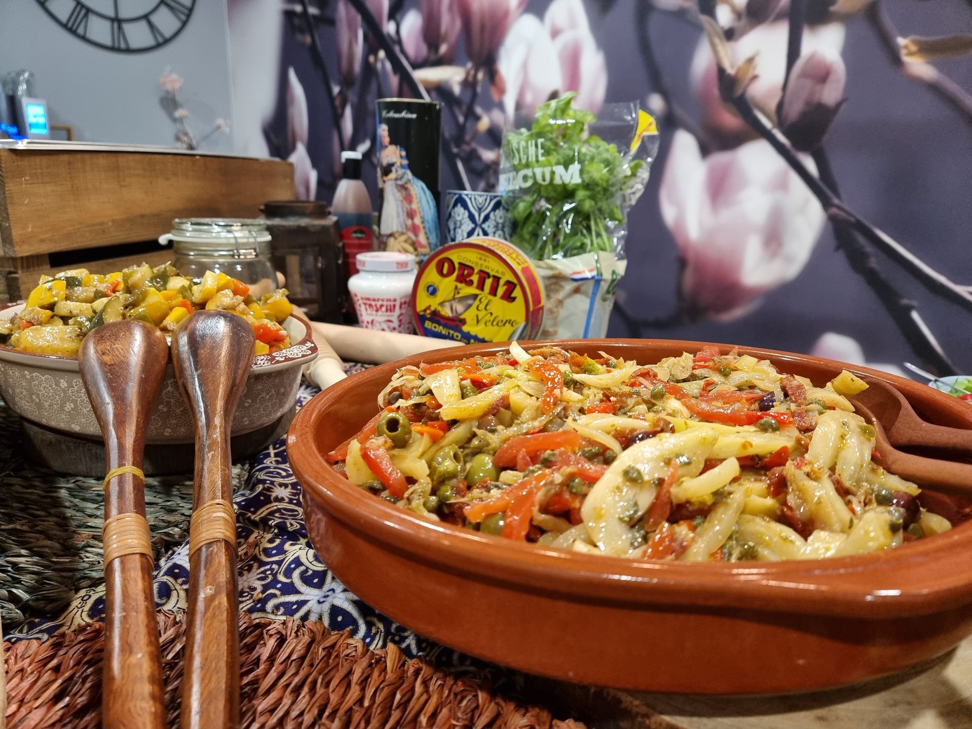 Diverse Italiaanse salades op een buffet.