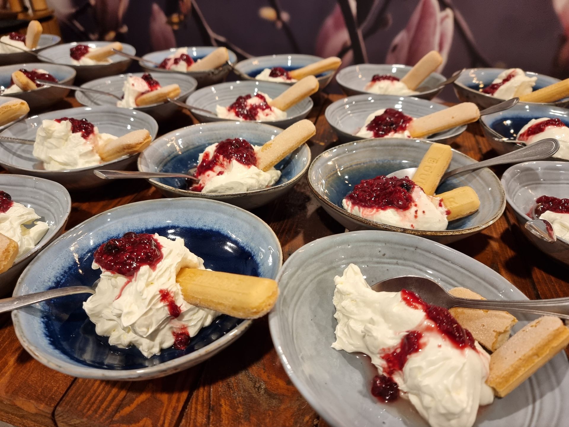 Kleine schaaltjesmet tiramisucreme, bessencompote en lange vingers.