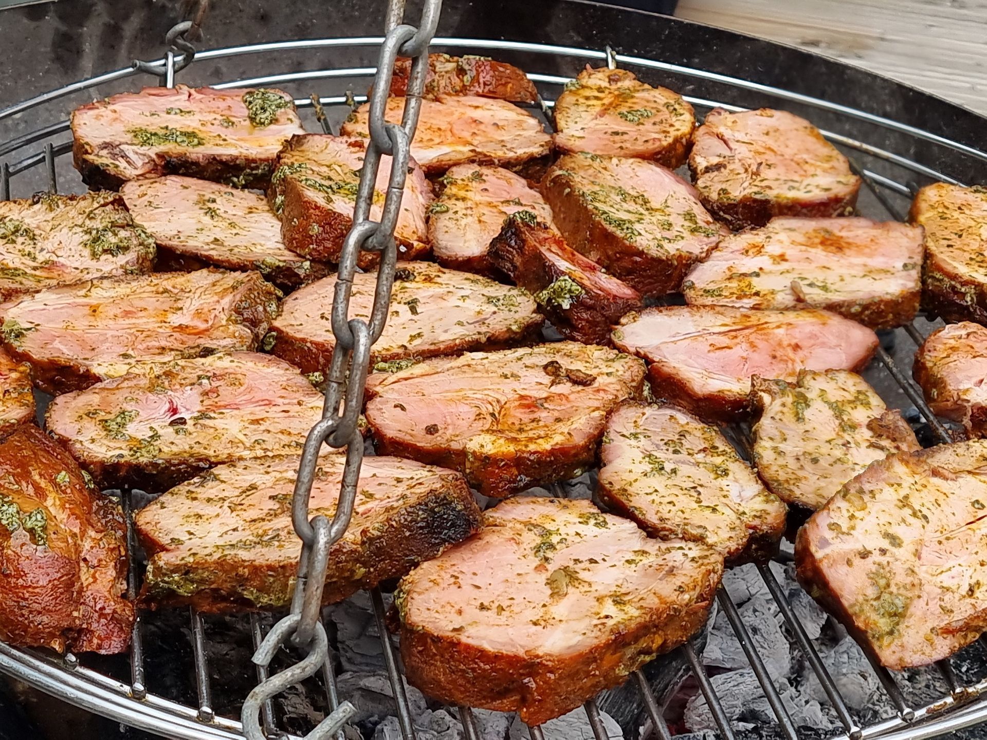 Plakken procureur op het rooster van de driepoot barbecue.