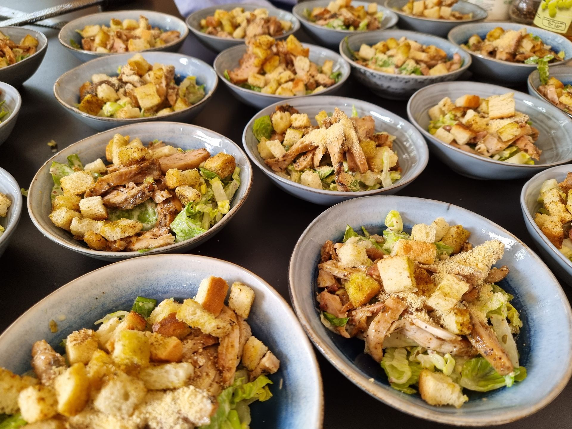 Caesar salade met kip en croutons.