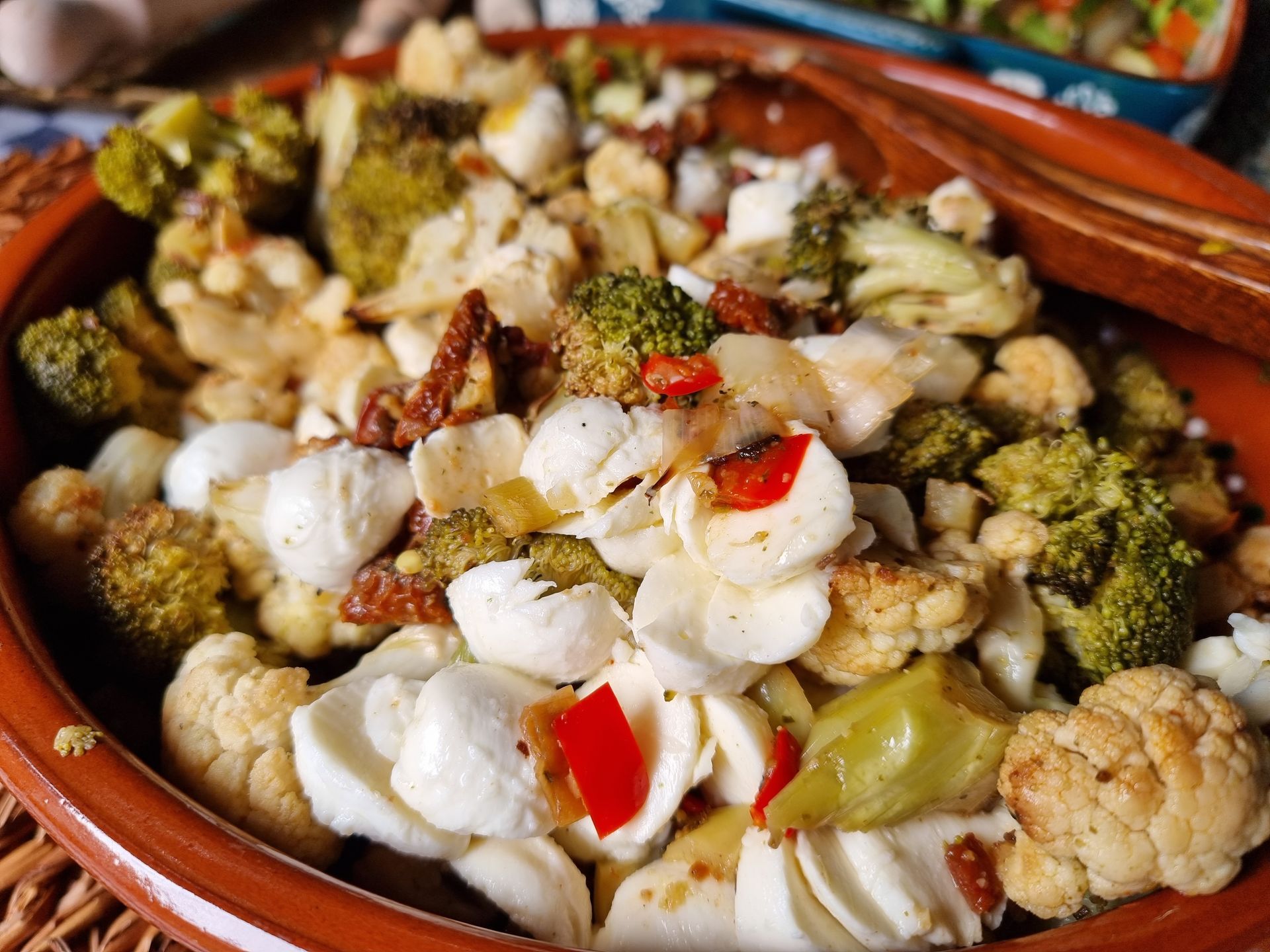 Salade van geroosterde broccoli, bloemkool, mozzarella en rode paprika.