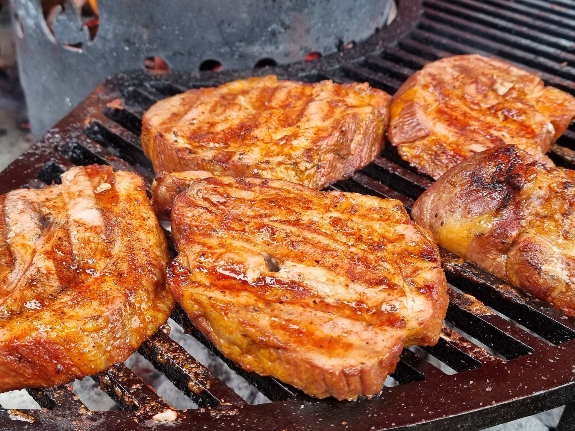 Gegrilde procureur op een hete houtskoolgrill; gekruid en goudbruin gebakken.