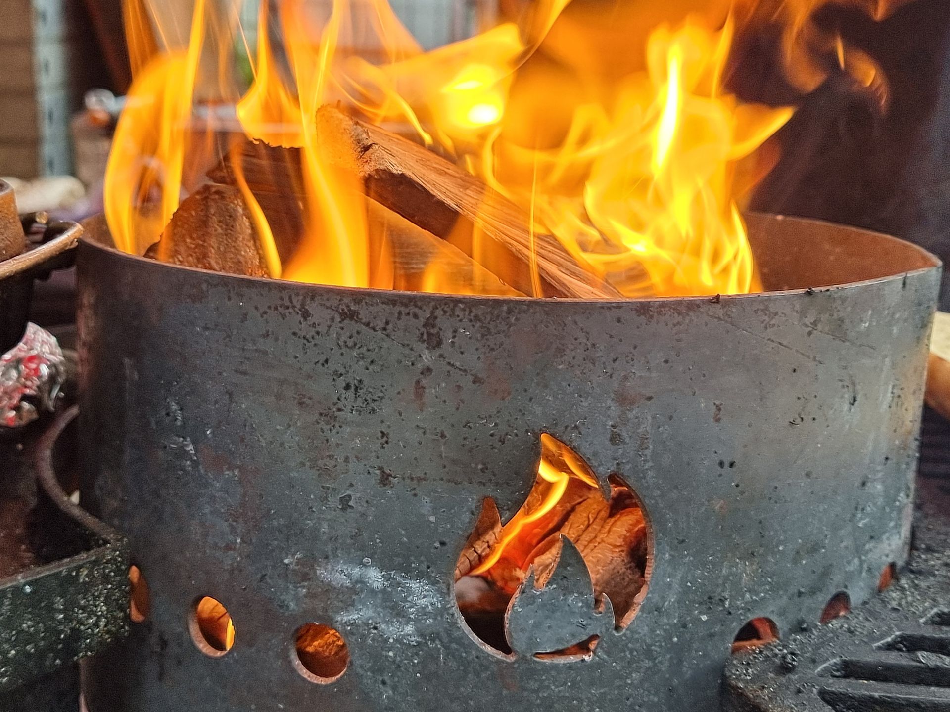 Een schoorsteen van brandende houtskool met vlammen en een vlamvormige uitsparing.