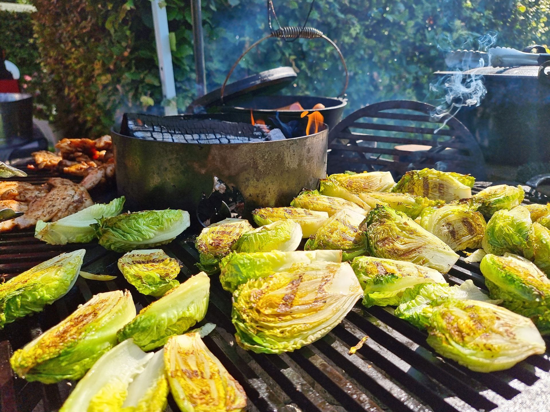 Gegrilde romeinse sla op de barbecue .