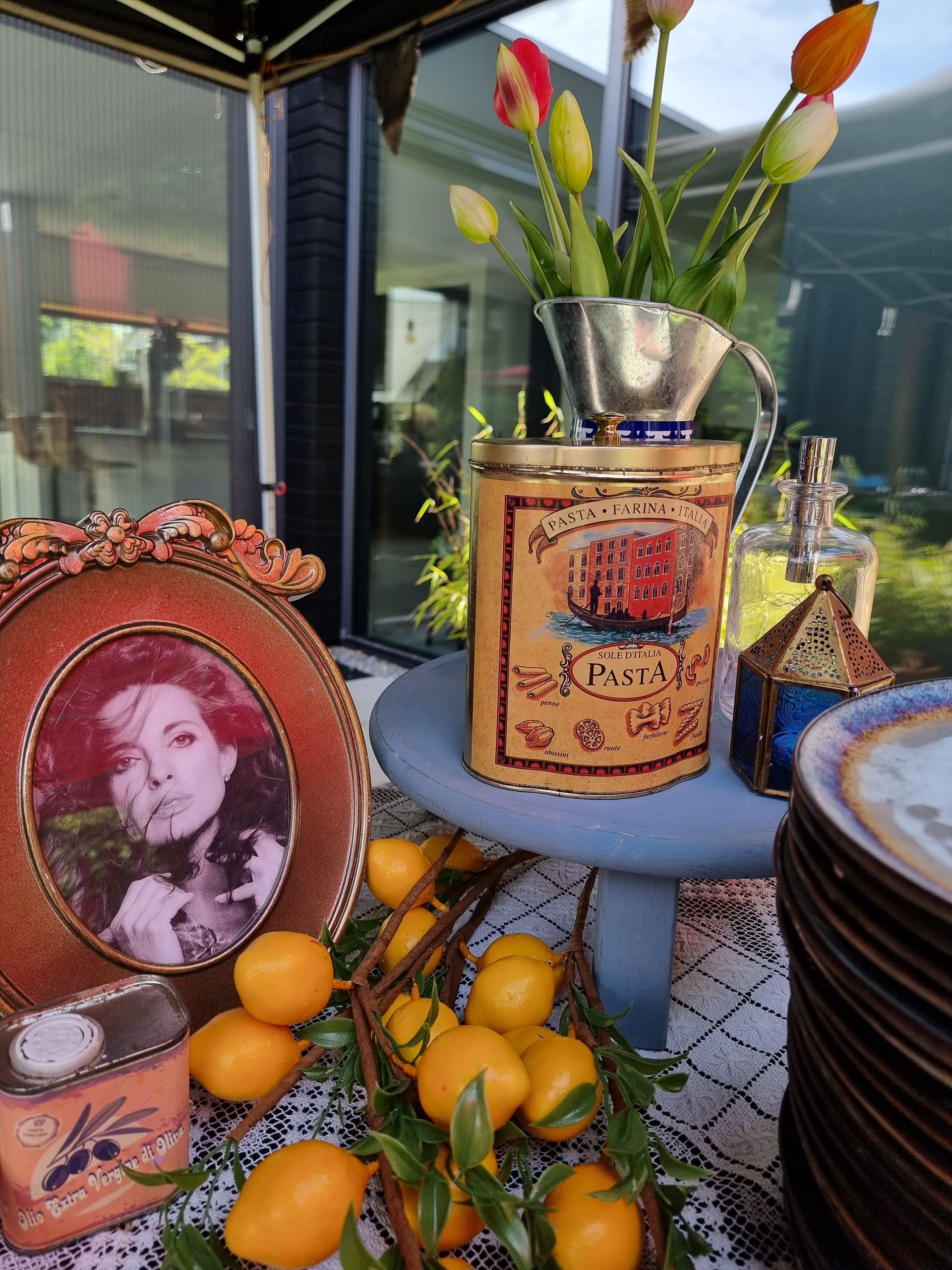 Italiaanse decoratie op een buffet.