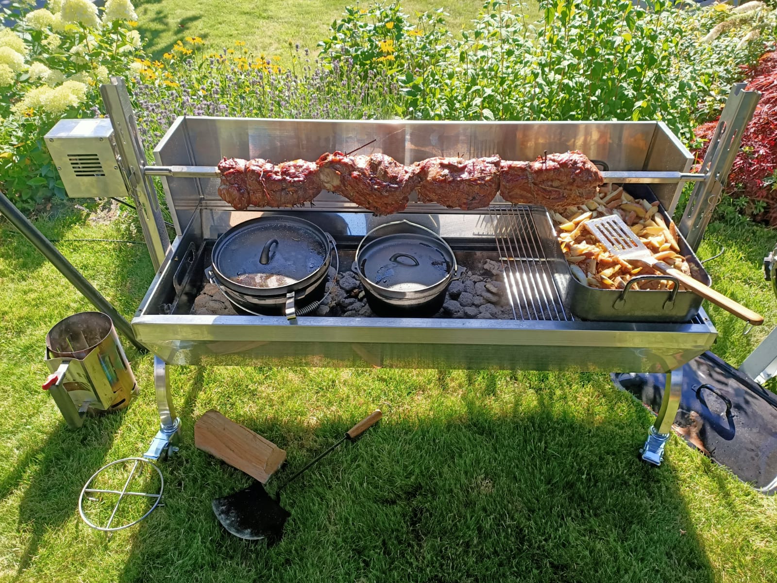Een roestvrijstalen buitengrill waarop procureurs aan het spit worden geroosterd.