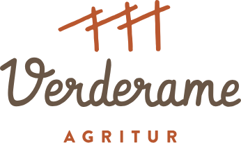 Logo Verderame Agritur con testo marrone e linee stilizzate del tetto in terracotta su sfondo bianco.