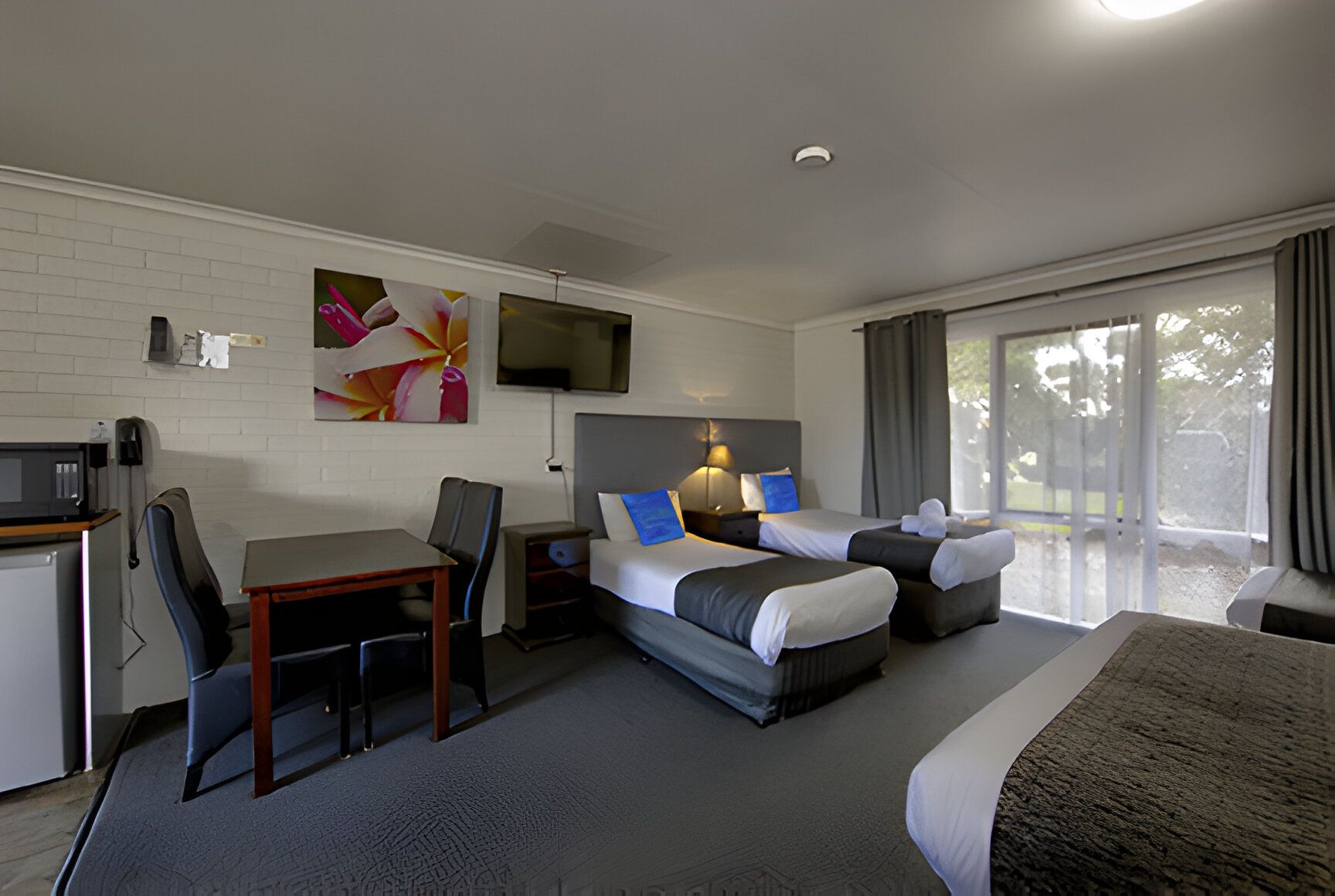 LARGE FAMILY SUITE WITH QUEEN AND 3 SINGLES - Frankston Motel
