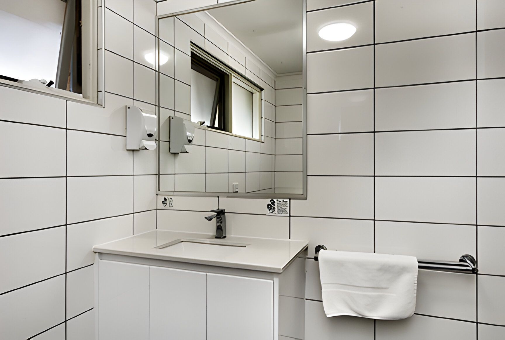LARGE FAMILY SUITE WITH QUEEN AND 3 SINGLES - Frankston Motel