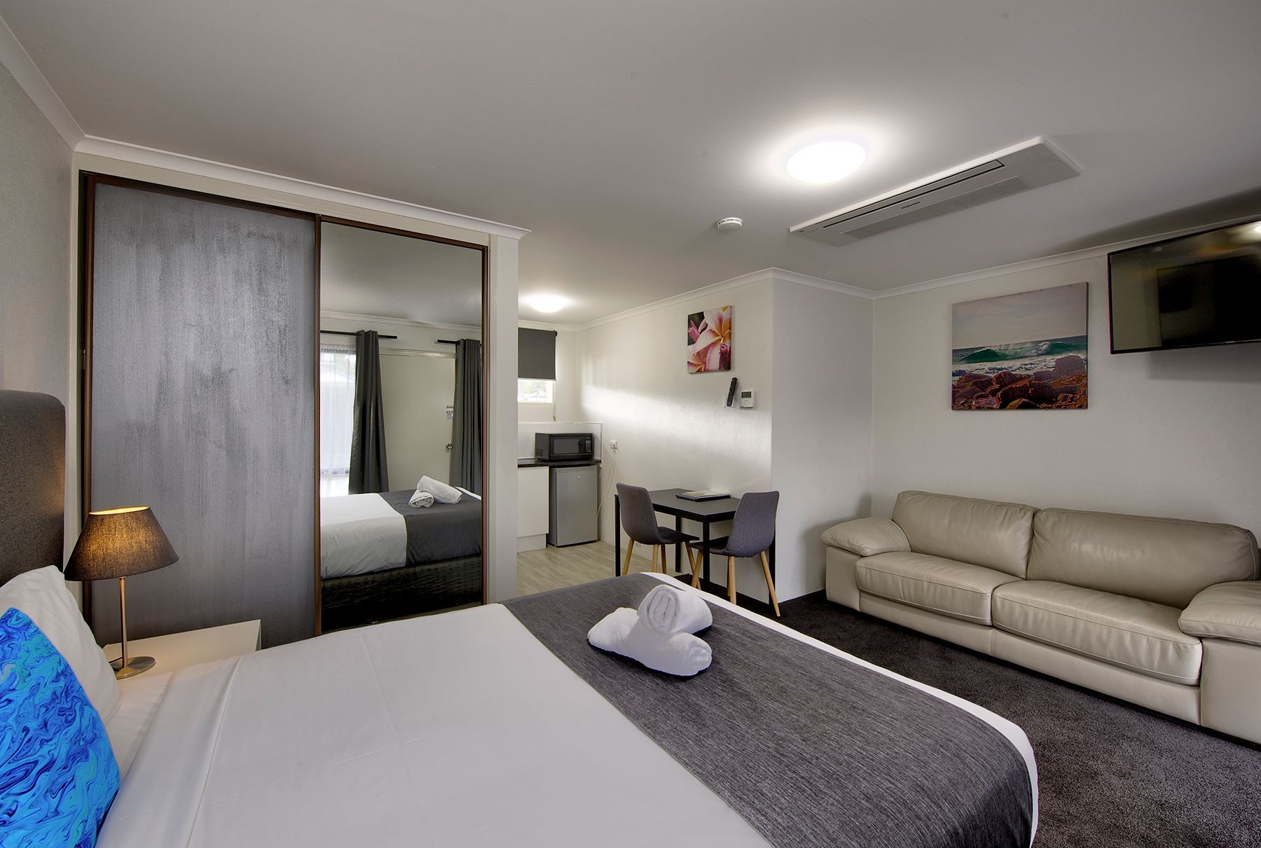 LUXURY QUEEN SUITE - Frankston Motel