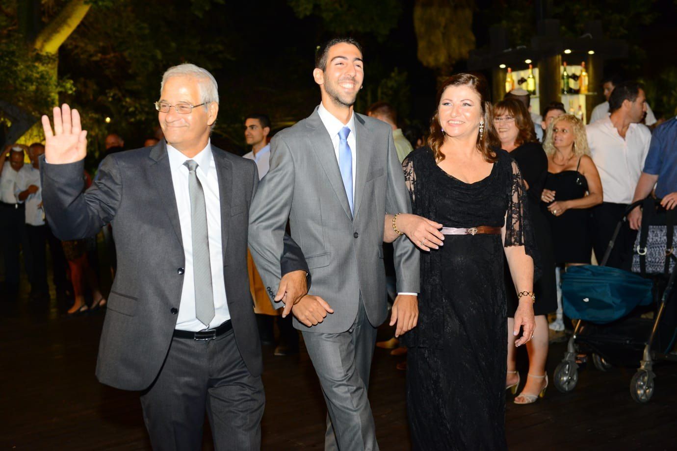 אילן עם הוריו בחתונה