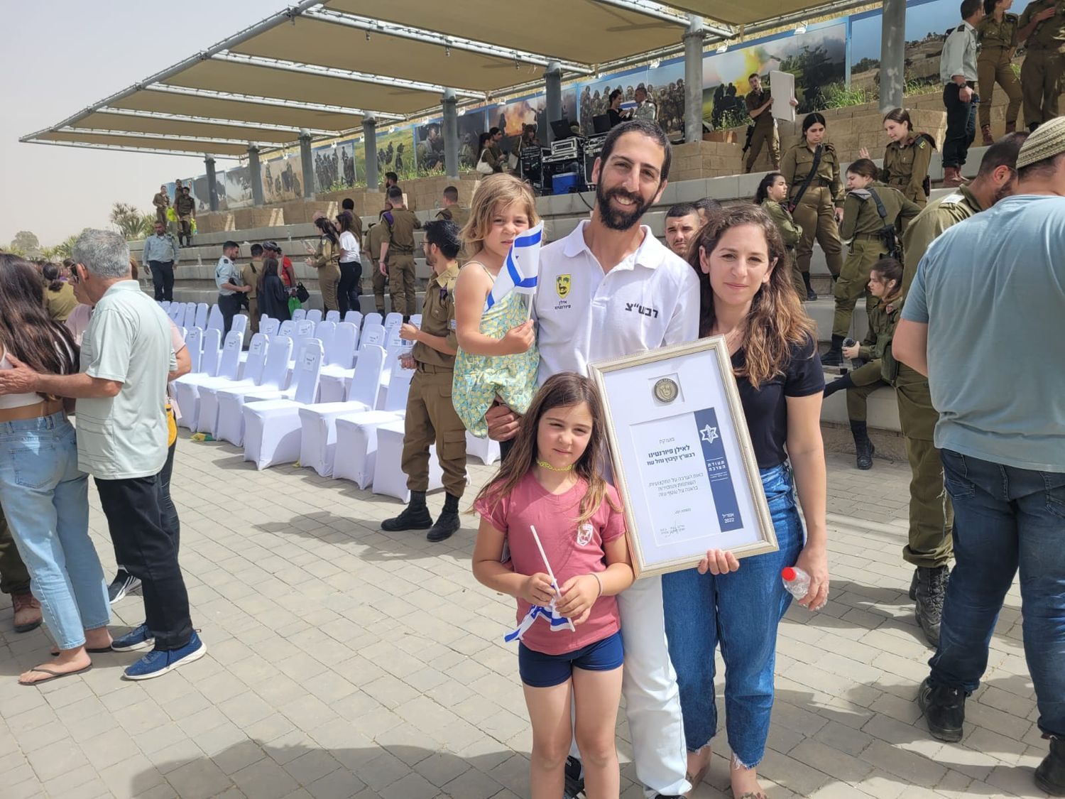 אילן מקבל תעודת הערכה