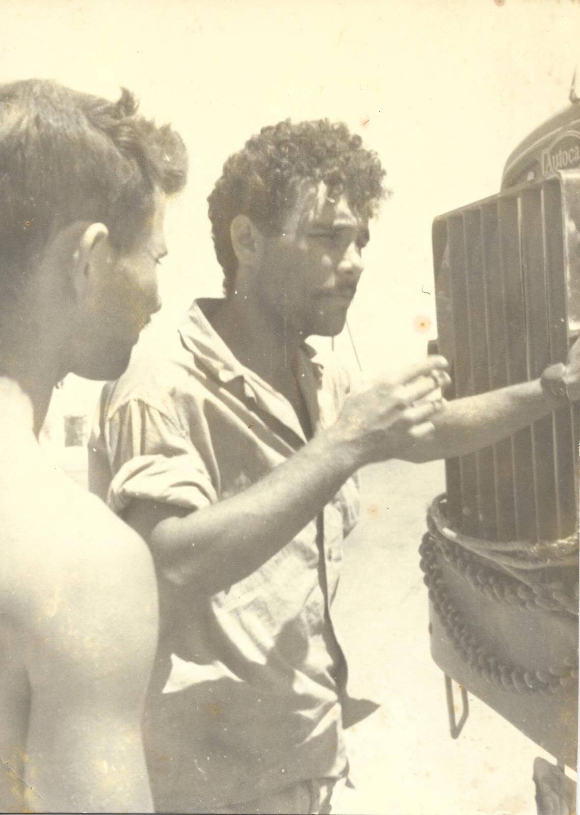 שלמה הצעיר ליד משאית אוטוקאר