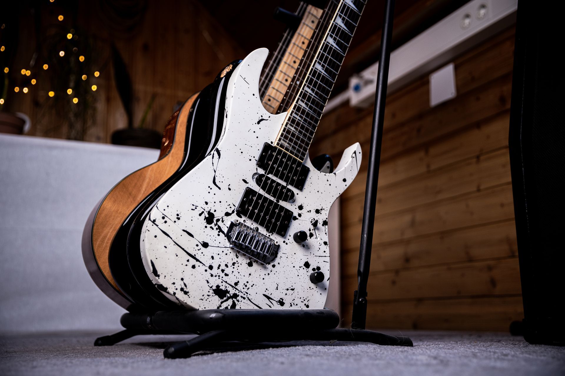 RoadtripMusic hat unterschiedlichste Gitarren, Bässe und Verstärker für die Songwriting und Recording-Sessions.