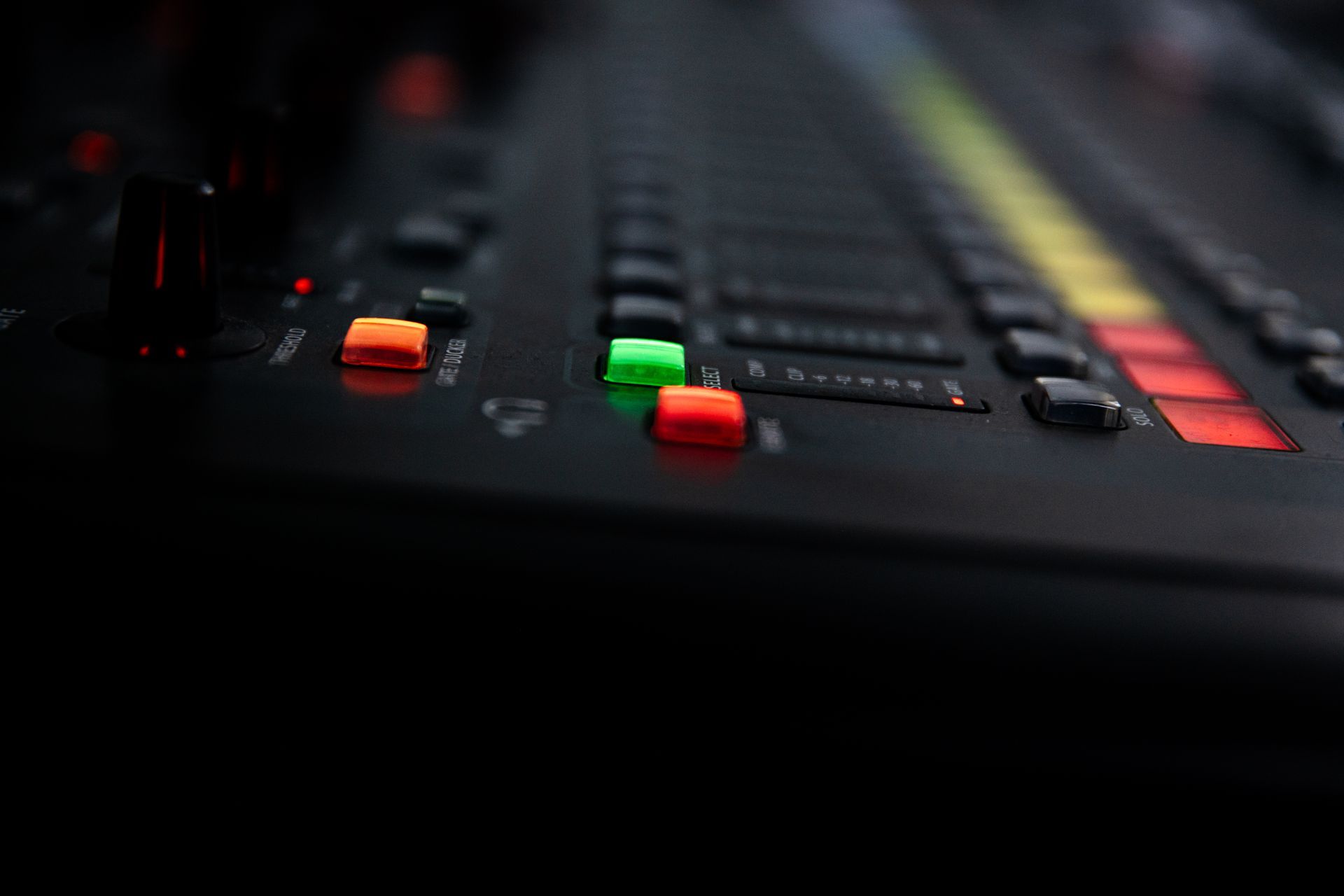 RoadtripMusic arbeitet mit einem Mischpult als DAW Controller. 