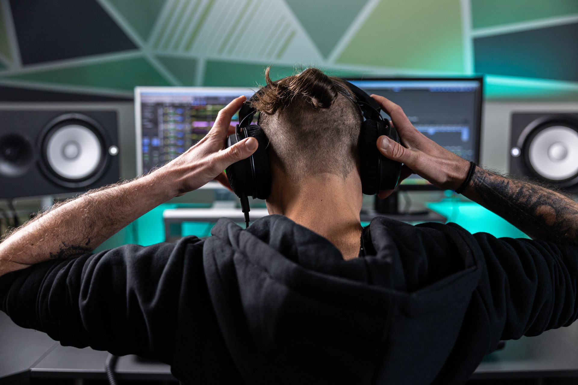 RoadtripMusic | Thomas hört mit seinen Kopfhörern beim Mixing und Mastering genau hin