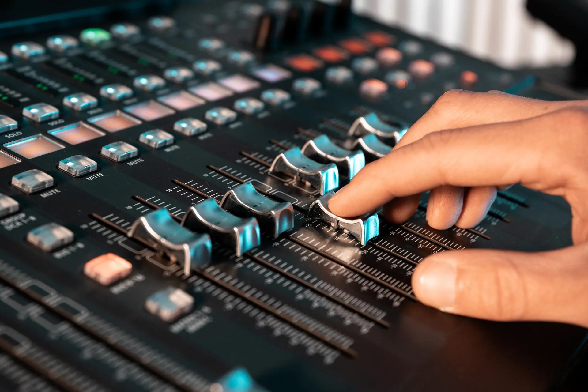 Mit dem Mischpult kann Thomas beim Mixing und Mastering die feinsten Nuancen bearbeiten.