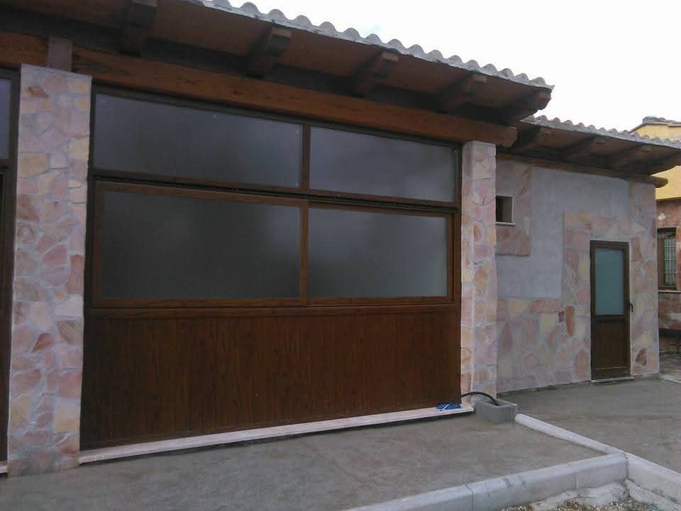 porta basculante sezionale in metallo effetto legno