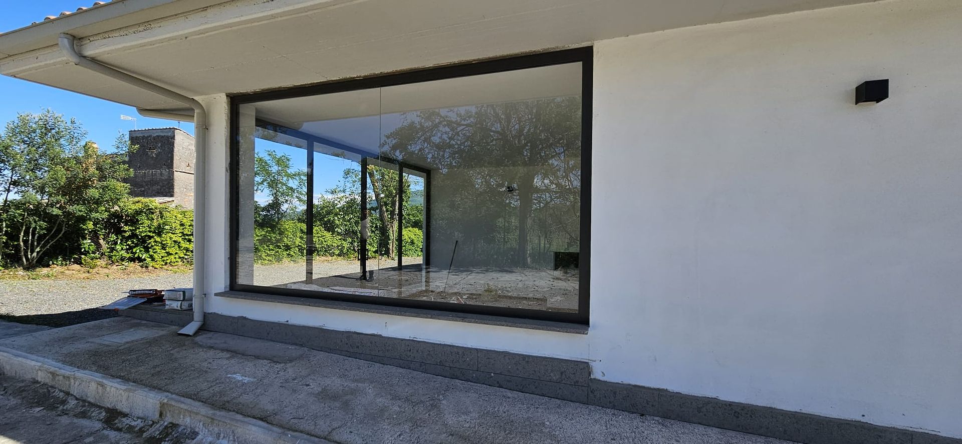 vetrata panoramica fissa, in una casa di recente ristrutturazione
