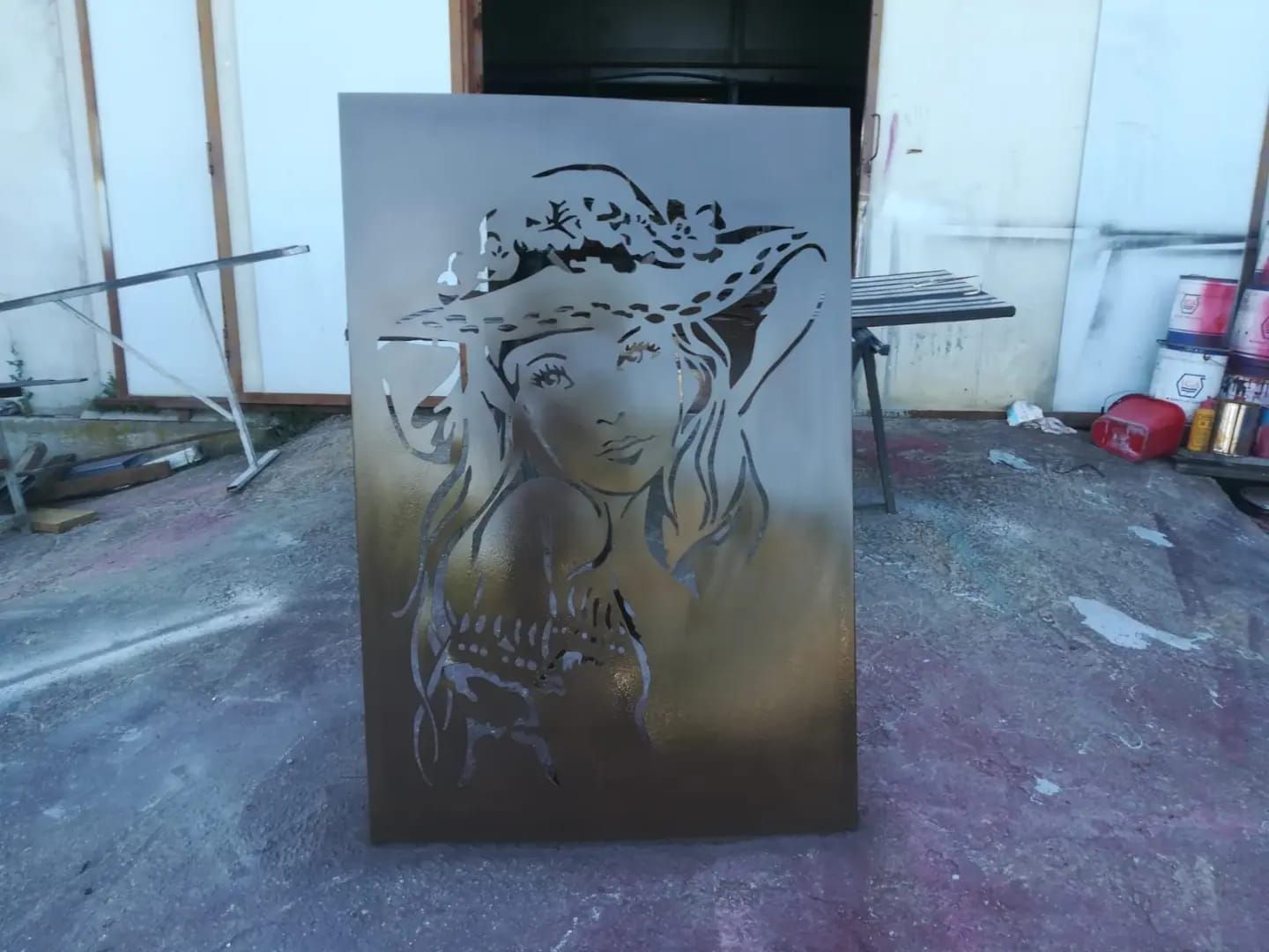 immagine di una donna su una lastra metallica intagliata con taglio al plasma