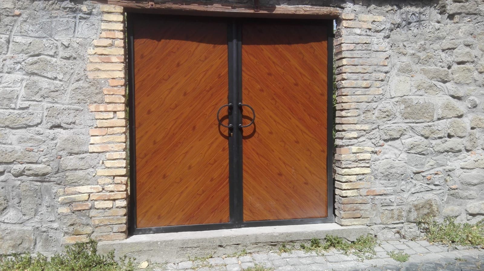 cancello in ferro battuto e finto legno