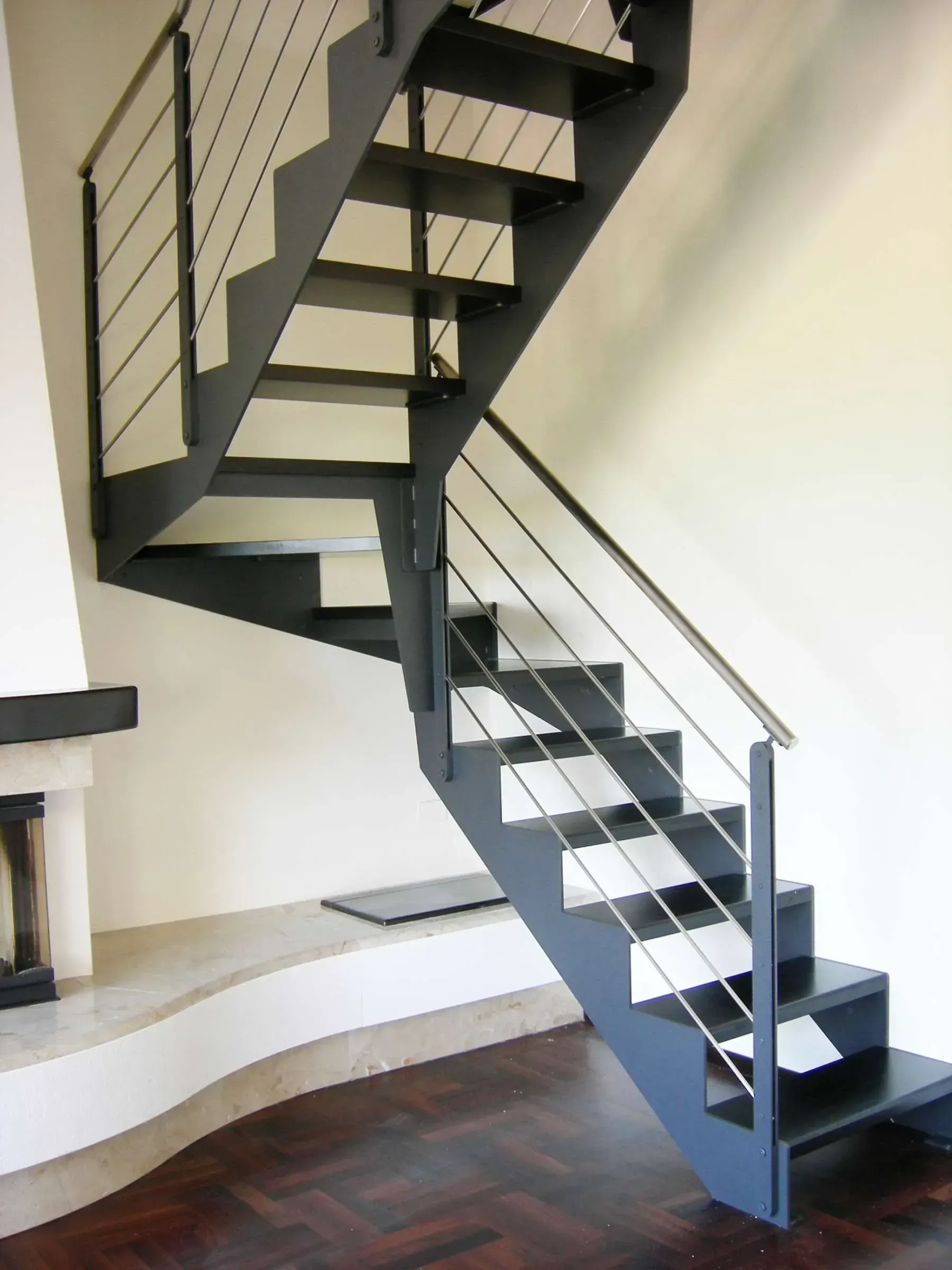 Scala moderna grigio scuro con corrimano in metallo.