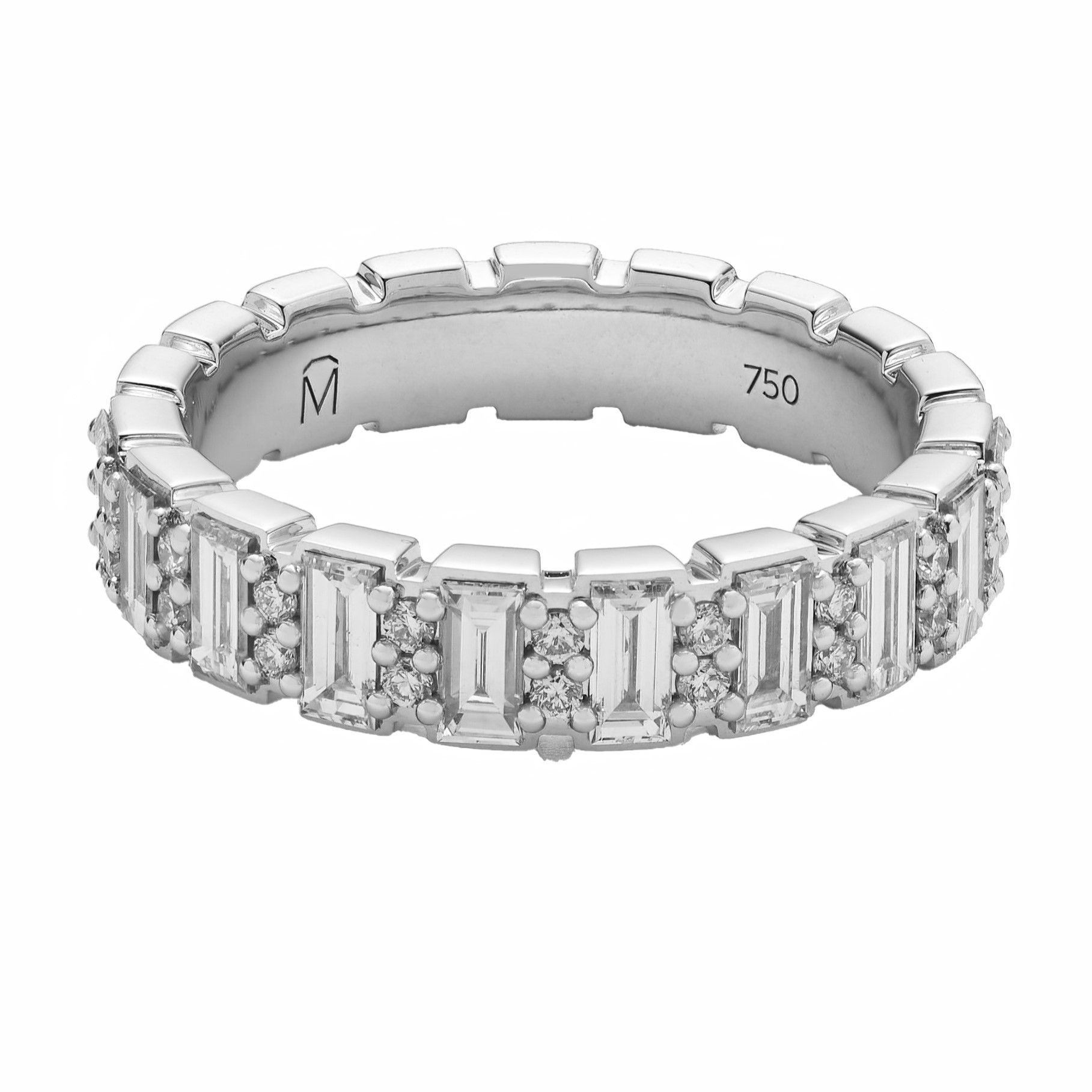 Ein Ring aus Weißgold mit Baguette- und runden Diamanten auf weißem Hintergrund.