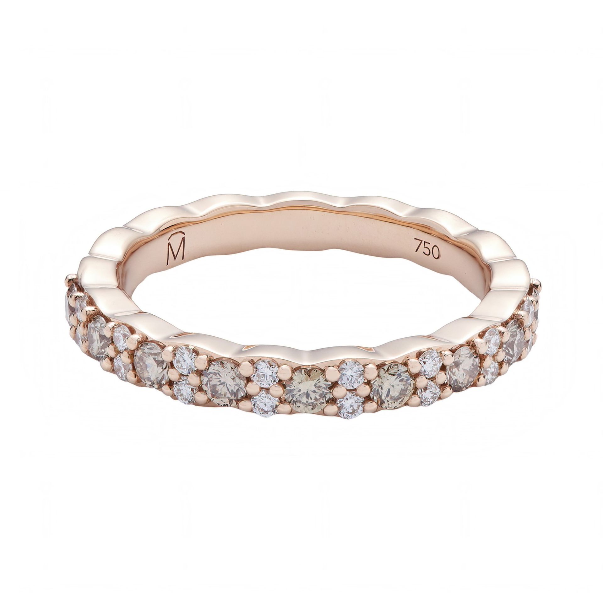 Ein Roségoldring mit vielen Diamanten
