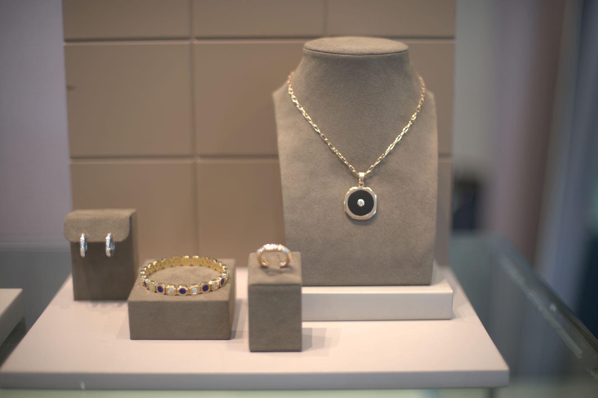 Eine Schmuckausstellung, darunter eine Halskette, ein Armband und ein Ring
