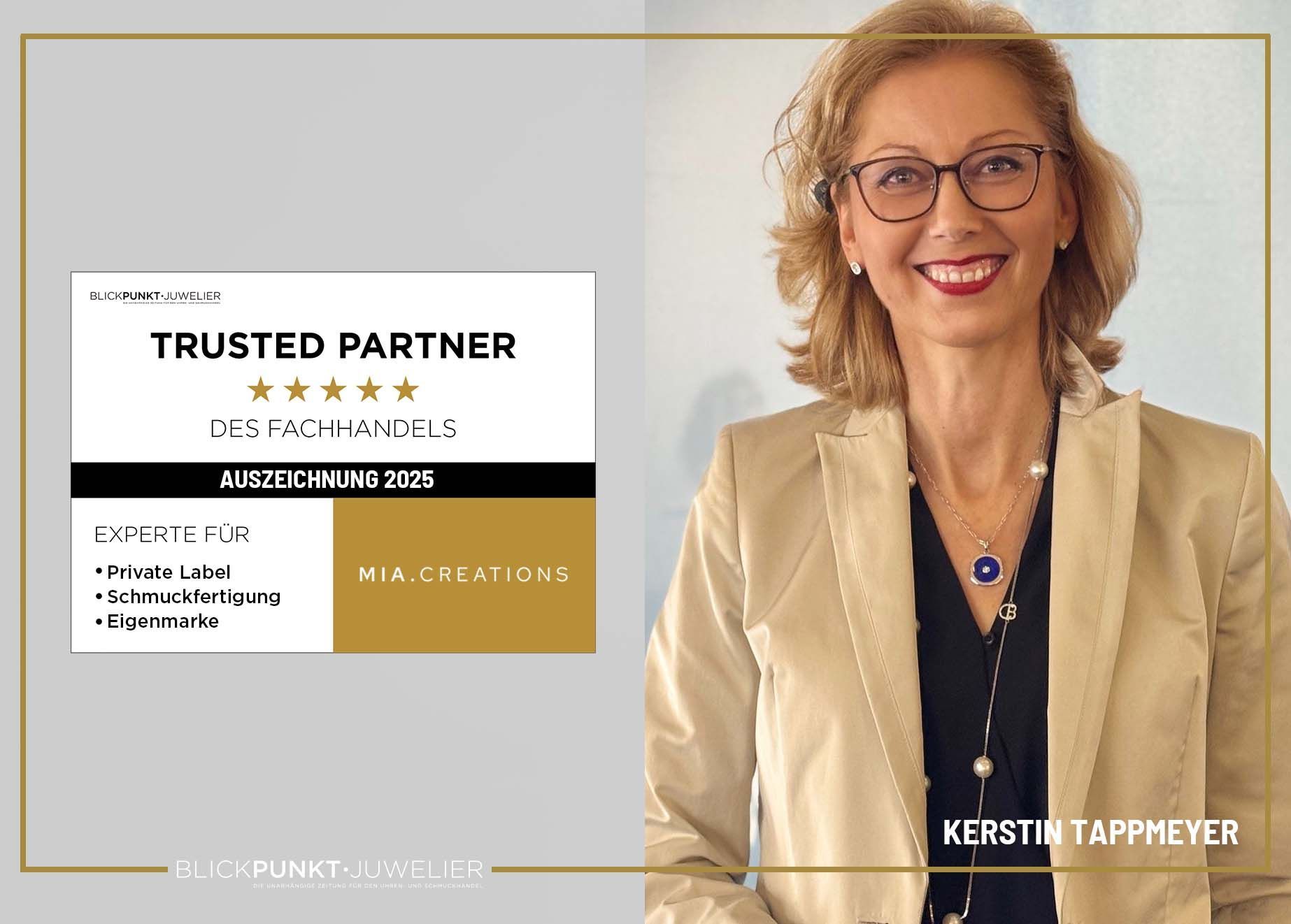 Eine Frau - Kerstin Tappmeyer - steht vor einer Karte mit der Aufschrift „Vertrauenspartner“
