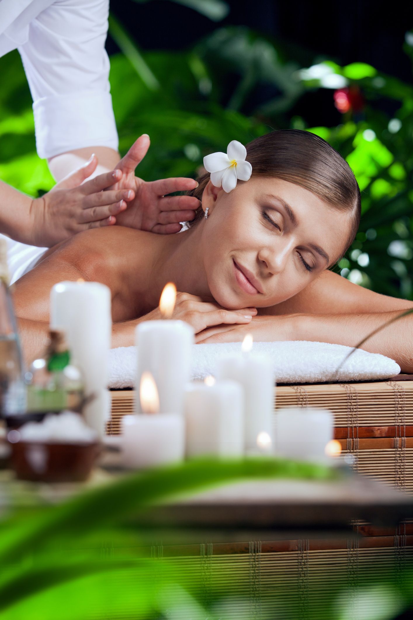 Crop Masseuse Massaging Back of Man | Wynnum, Qld | Beauty in Style Day Spa