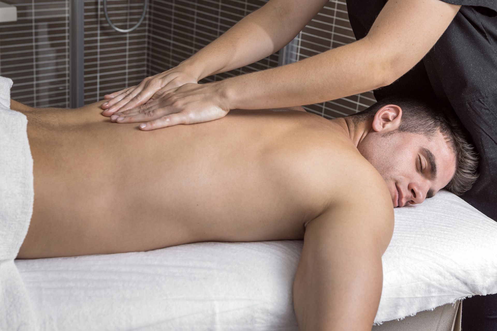 Crop Masseuse Massaging Back of Man | Wynnum, Qld | Beauty in Style Day Spa