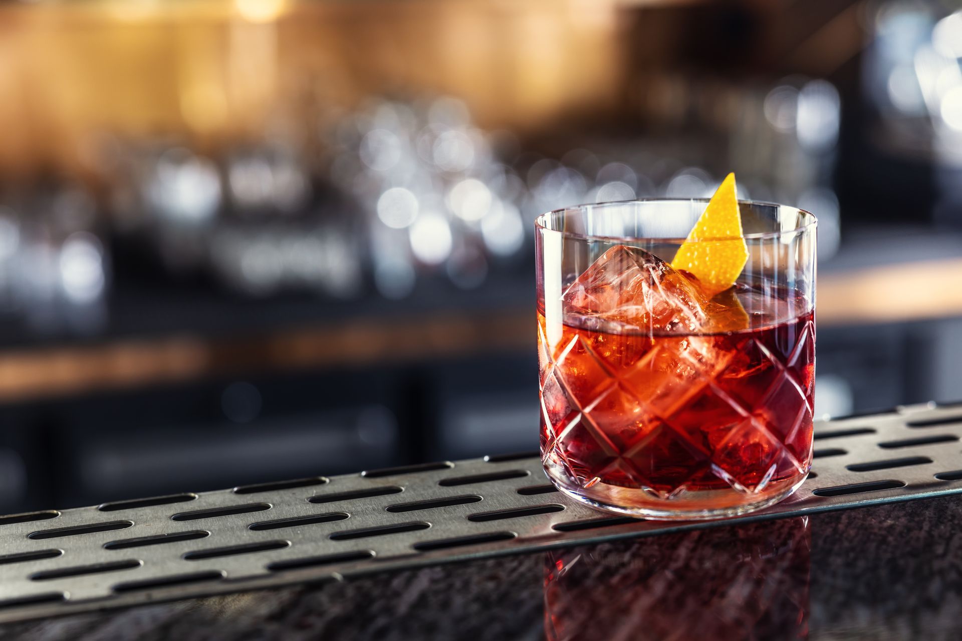 Un primo piano di un cocktail su un bar.