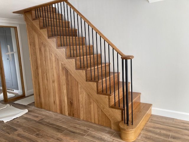 Modern cut string with metal spindles