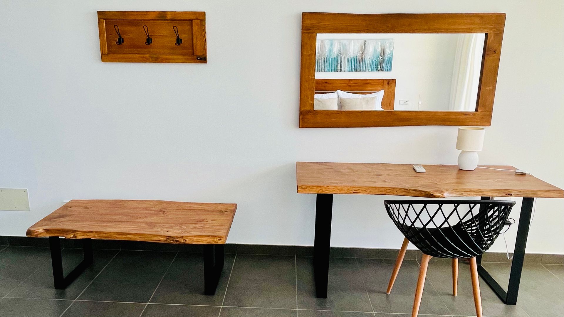 Habitación con muebles rústicos de madera: 