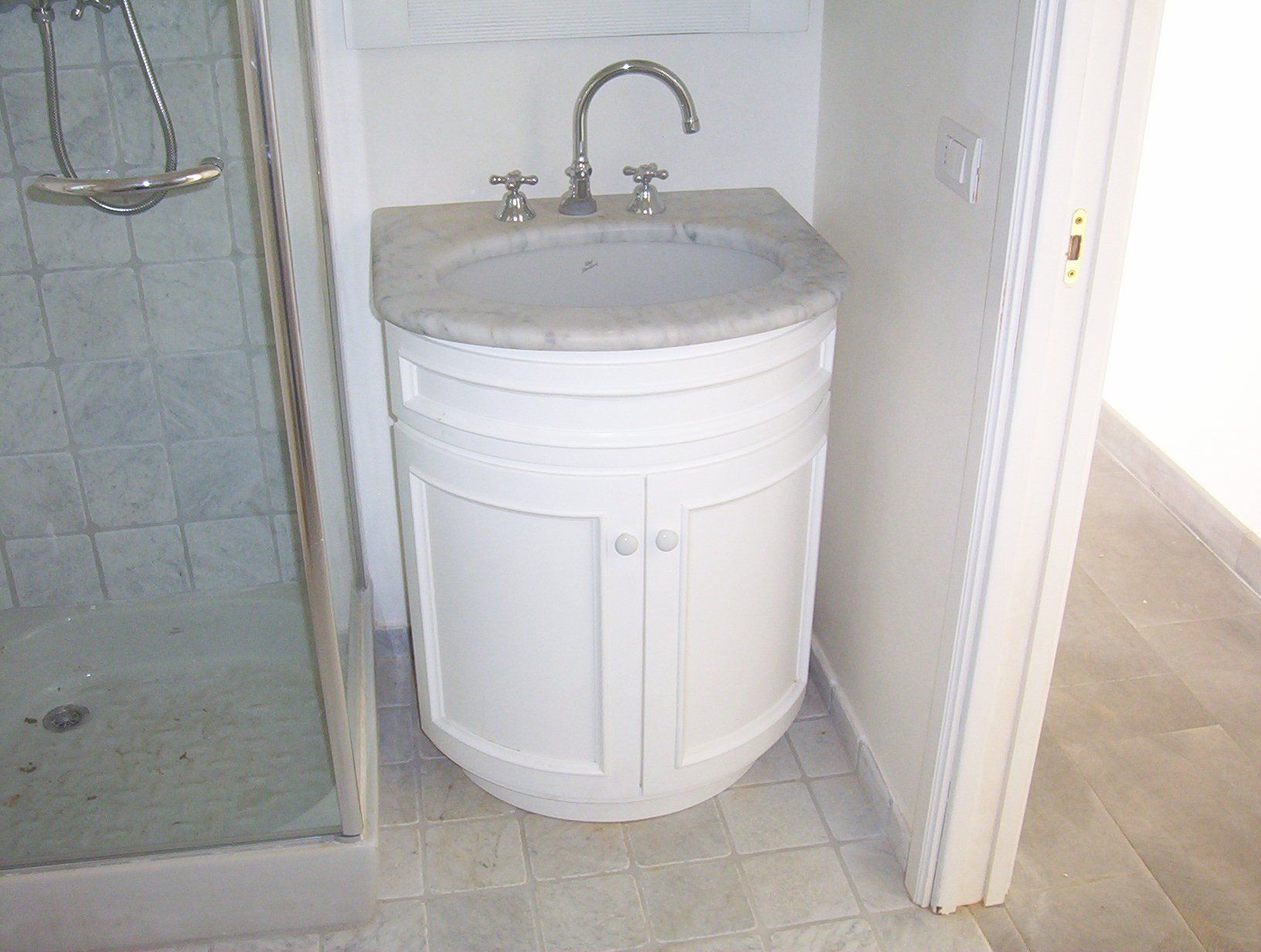 mobile bagno con top in marmo