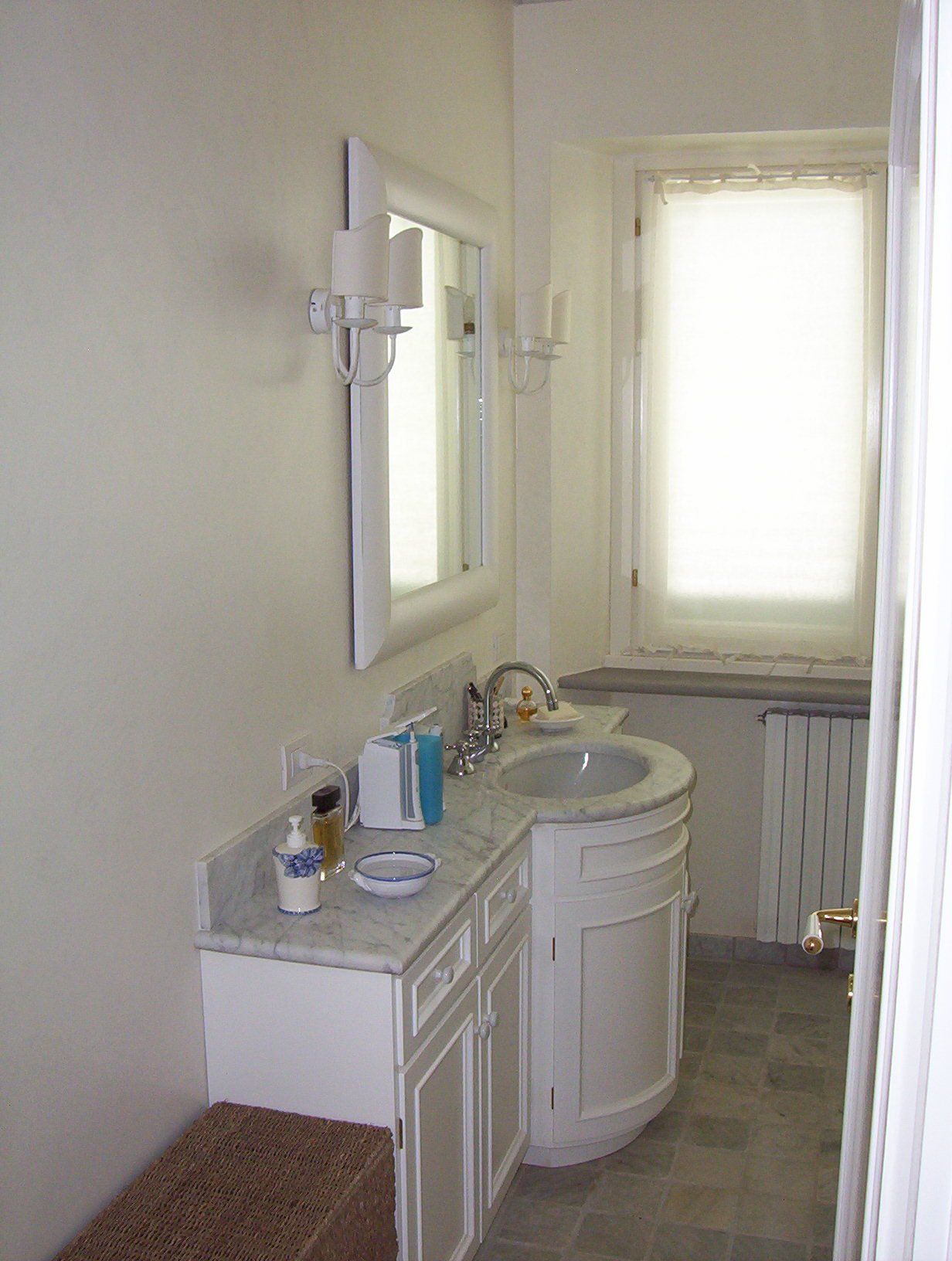 mobile bagno con top in marmo