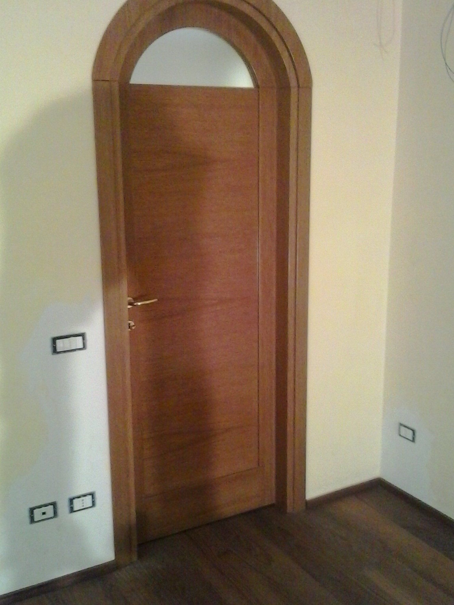 porta a battente in lengo e vetro