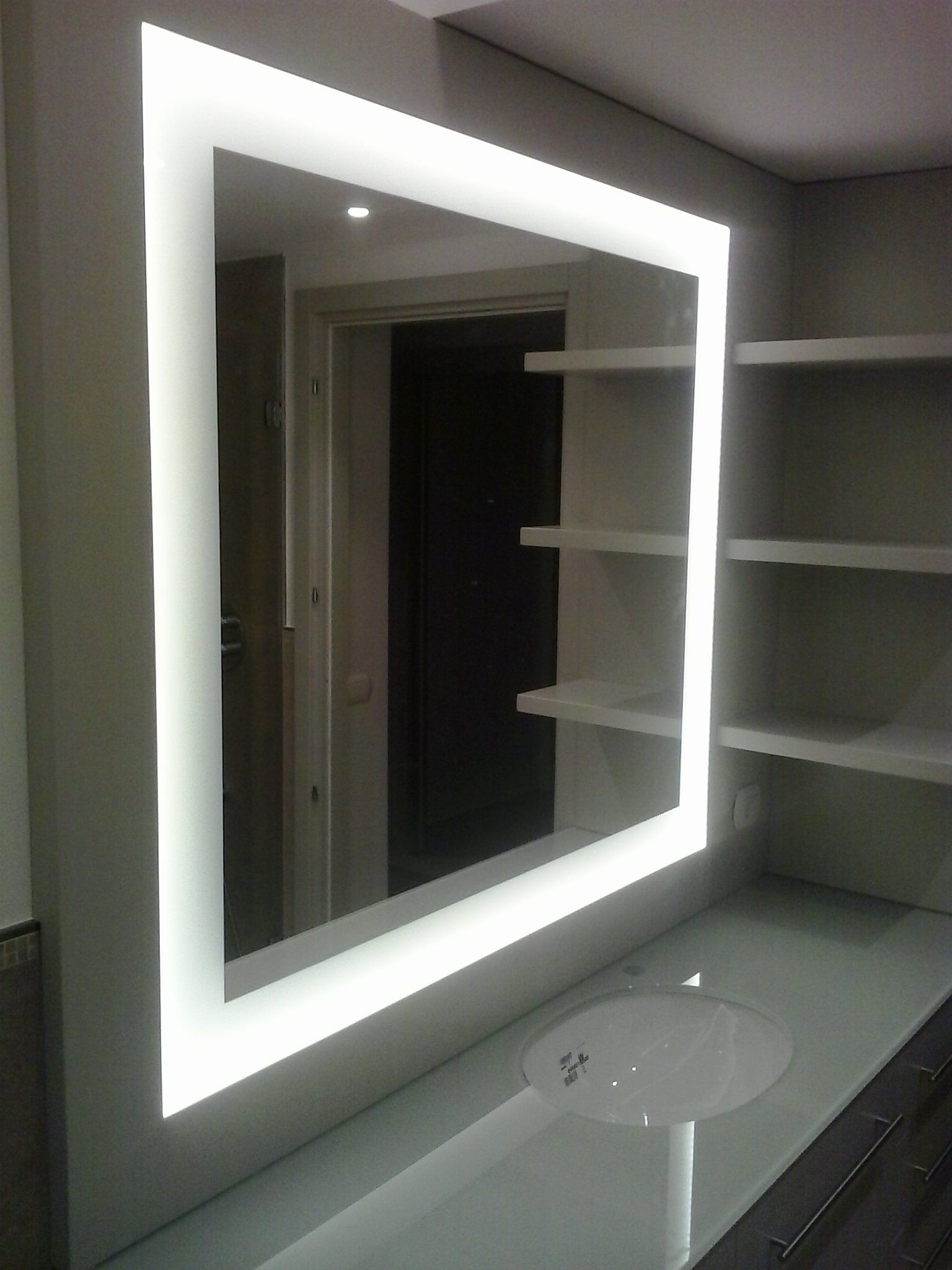 specchio per lavabo con cornice a led