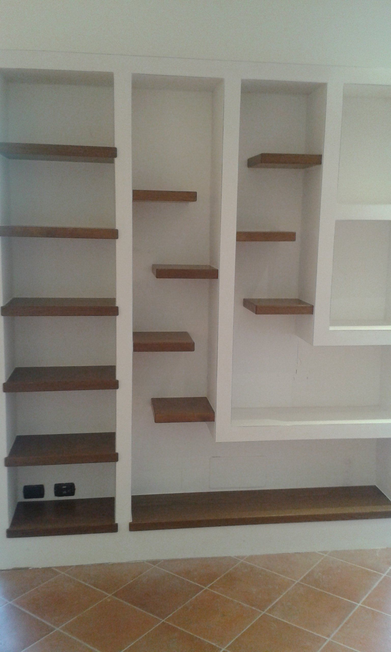 scaffale con mensole in legno