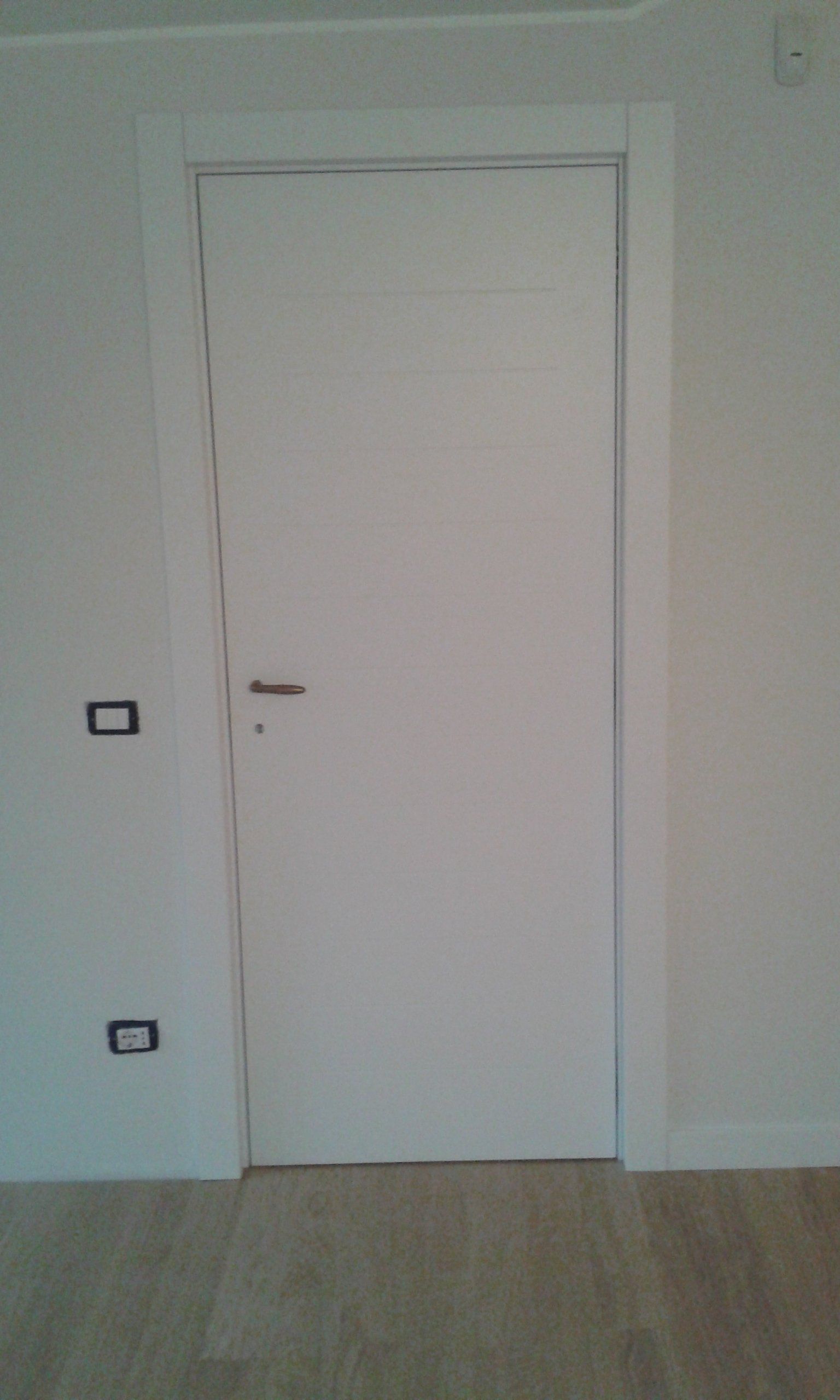 porta a battente in legno laccato bianco