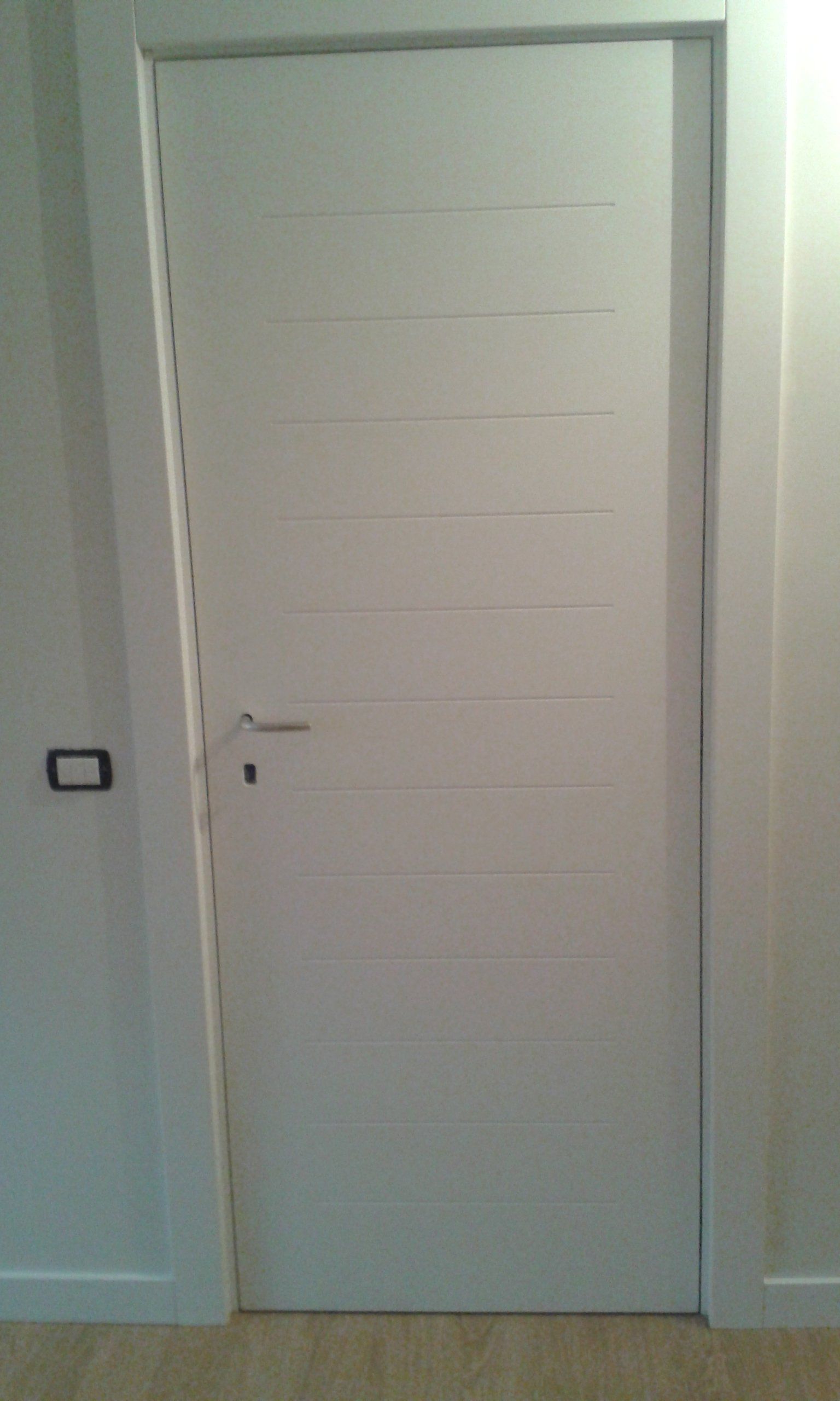 porta a battente in legno laccato bianco